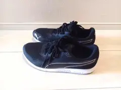 Puma ブラック スニーカー・23.5cm