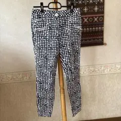 ネイビーとホワイトのパンツ