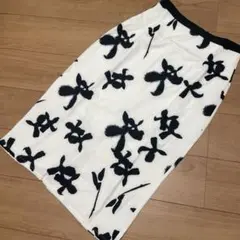 花柄タイトスカート 柄スカート 白と黒