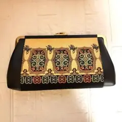 即購入OK　刺繍模様のクラッチバッグ