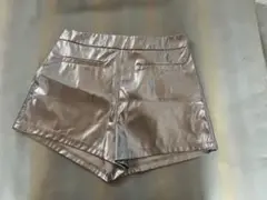 シルバー 光沢ショートパンツ　個性的　銀色　ダンス　衣装