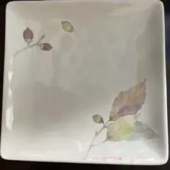 葉とつぼみの花柄 四角い皿 五枚セット