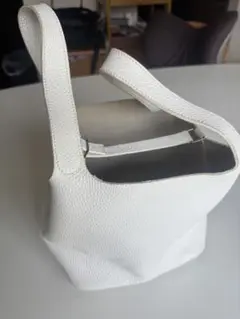 白のトートバッグです。