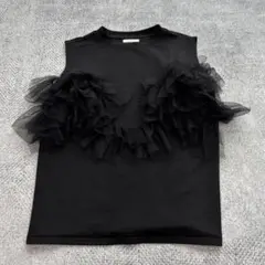 フリル付きブラックノースリーブTシャツ