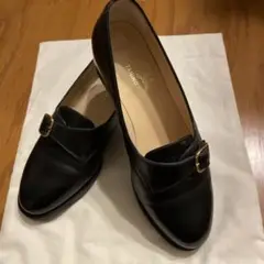 タニノクリスチー 黒 バックル付きローファー