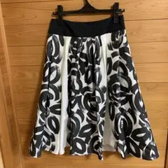 【美品】ザラベーシック　スカート　白黒　総柄　フレア　プリーツ
