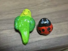 インコとテントウムシのブローチセット