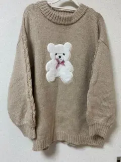 クマ刺繍付きベージュニットセーター