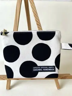 ハンドメイド　ポーチ　白地　黒ドット
