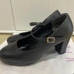 超美品　ストラップ付き黒ハイヒールパンプス