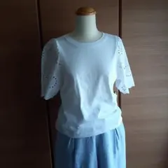 ホワイト刺繍入りパフスリーブTシャツ