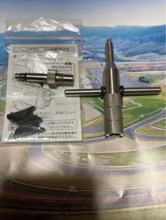 ガスガン　バルブレンチ　専用工具とガスからエアーに変換出来るコネクタ　おまけ付き