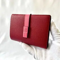 ロエベ アナグラム ミディアムバーティカルウォレット レザー 二つ折り財布