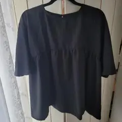 黒いフレアスリーブ半袖ブラウス