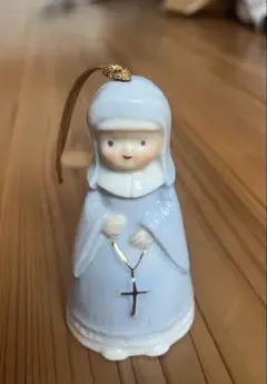 置物　風鈴　Porcelain Nun Figurine with Cross