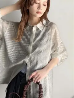 ラインストーンつきオーバーサイズシアーストライプシャツ(長袖)
