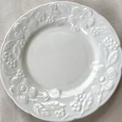 花模様の白い陶磁器皿 直径19.5cm 2枚