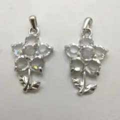 スワロフスキー　花のチャーム2個セット　クリスタル(透明）