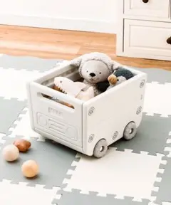 スリーコインズ　組み立てTOYBOXタイヤ付き！