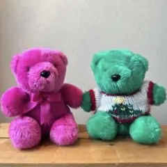 ピンクと緑のクマのぬいぐるみ