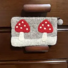 キノコ刺繍 フェルトポーチ