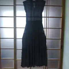 黒のフリル袖ロングワンピース