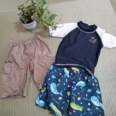 子供用ラッシュガードと水着、ベージュのズボンのセット