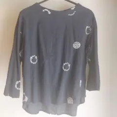 ネイビー刺繍ブラウス