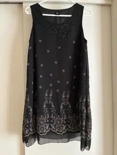 黒の刺繍入りノースリーブワンピース