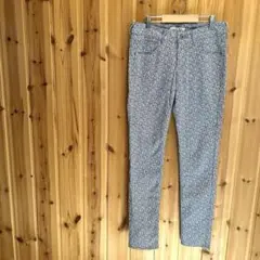 新品タグ付【earth x LIBERTY】スキニーパンツ　　花柄　ブルー系