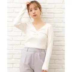 アイボリー　INGNI 胸元ねじれニット Vネック　USED