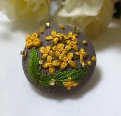 くるみボタン刺繍　ブローチ 金木犀