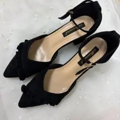 新品未使用　ブラックスエードストラップ付きパンプス　ヒール