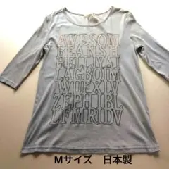 グレーベージュの文字プリント五分袖Tシャツ　Mサイズ　日本製