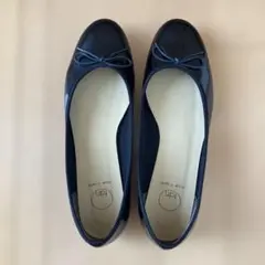 tan エナメルフラットシューズ