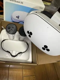 Meta Quest 3S VRヘッドセットとコントローラー