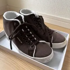 adidas ブラウン コーデュロイ ハイカットスニーカー