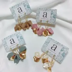 2261-3 くすみベージュ☺︎花びらフラワーとゴールドフープのチタンピアス☺︎