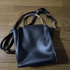 ブラック合成皮革バッグ ハンドル付き ペットボトル2本入ります！