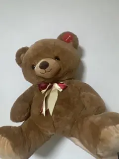 大きな茶色のクマのぬいぐるみ