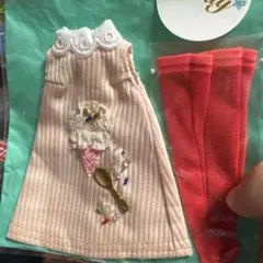 アイスクリーム刺繍ドレスと赤いストッキング