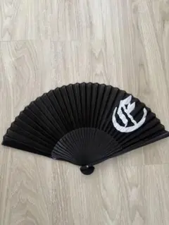 EPoca UOMO 黒い扇子 白いロゴ付き