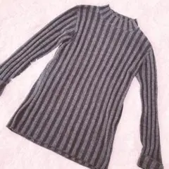 HIROMI YOSHIDA グレーと黒のストライプタートルネックニット
