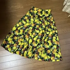 フルーツ柄スカート