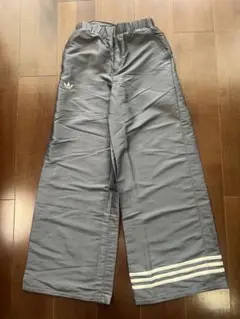 adidasワイドレッグパンツ