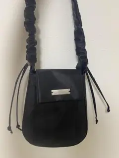 un/neu(アン ノイ) ギャザーハンドルサテンフラップバッグ 黒