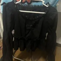 フリル付き黒長袖トップス
