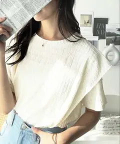 ラッフルフリルショルダー表面感Tシャツ