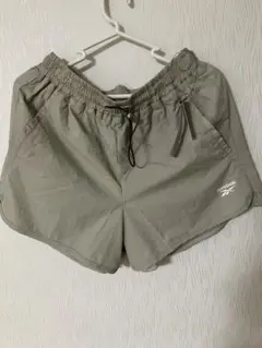 Reebok ベージュショートパンツ