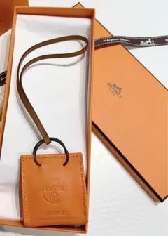 新品未使用 エルメス HERMES チャーム サックオランジュ